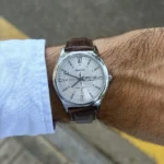 ساعة كاسيو MTP-V006L-7CUDF الرجالية الكلاسيكية بسوار جلدي وعرض اليوم والتاريخ – Casio MTP-V006L-7CUDF Men Leather Day-Date Watch